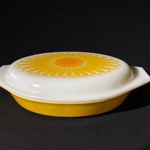 PYREX Daisy Citrus Divided Dish with Opal lid 1 Qt 1960s vintage yellow orange Sunflower vintage Pyrex milk glass