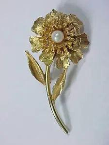 Gorgeous Genuine PEARL Carnation Flower Pin / Brooch in Gold Tone