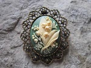2 IN 1- LILY OF THE VALLEY CAMEO BROOCH / PIN / PENDANT - CREAM ON GREEN