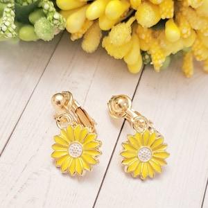 Daisy flower clip on earrings, non pierced earrings, clip on earrings, gold non pierced earrings, flower floral earrings
