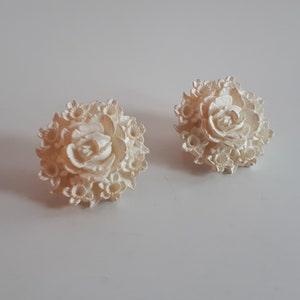 Vintage 40's deep molded cream Featherlite Bubbleite wedding cake celluloid flower roses bouquet cluster clip earrings lace frame