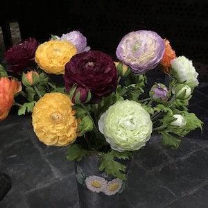 Artificial Buttercup Spray with Bud, Realistic Ranunculus Flower Stem, Home Floral Decoration, Wedding Bridal Bouquet, Indoor Arrangement