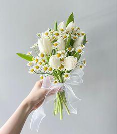 white tulip + daisy bouquet Flower Delivery
