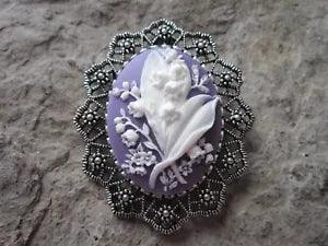 2 IN 1- LILY OF THE VALLEY CAMEO BROOCH / PIN / PENDANT - WHITE ON PURPLE