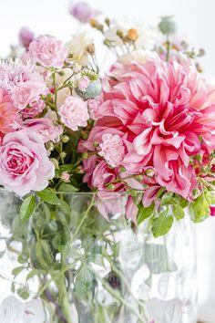 Dahlienliebe oder Sommerstrau? im Esszimmer ? Pomponetti Flower Delivery