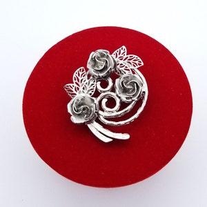 Unsigned CORO Design Rose Bouquet Wreath Brooch Pin in Silver Tone Metal, Vintage 1970s