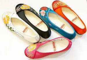 Traditional Chinese Women Embroidered Ethnic Folk Fabric Shoes in Peony Flower