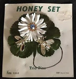 Vintage 60s Nemo Scatter Pin Honey Set Plastic White Flower & Bees Lily Pad NOS