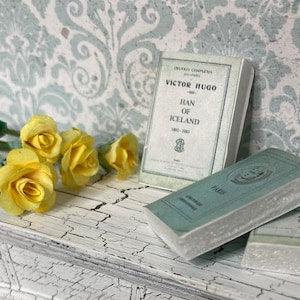 Miniature roses and books 1/12 scale for dollhouse,diorama, vignettes, roombox