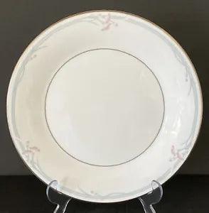 Royal Doulton Fine China 10.5??? Diameter Carnation Design Dinner Plate EUC