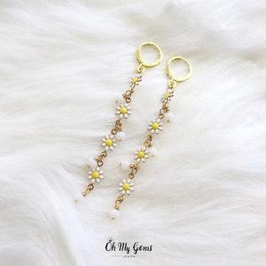 Daisy earrings, summer floral earrings, gold dangle earrings, tiny flower earrings, gold huggie hoop earring, white daisy, sunflower earring