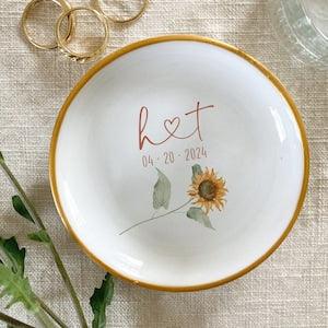 Personalized Sunflower Ring Dish ? Perfect Engagement or Wedding Gift for Couple ? Custom Initials Date ? Botanical Dainty Jewelry Dish