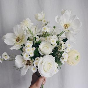 Faux bridal bouquet with white cosmos flowers and daisy flowers, bridesmaid bouquet with daisy flowers, white fake bouquet, white artificial