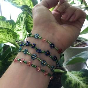 Custom colour Beaded Flower Bracelet | Seed Bead Daisy | Minimal | Dainty Handmade jewelry | Beaded Bracelet | a personalized | Gift for her