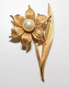 Textured Gold Tone Lily Flower Large Faux Pearl Brooch Vintage Costume Jewelry