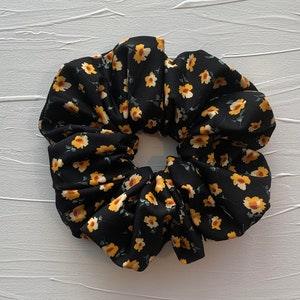 Sarah Scrunchie / Black & Yellow Sunflower Floral Print Scrunchie / Curly Hair Care Routine / Black Scrunchie / Chouchou / Handmade