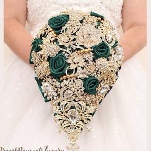 Emerald green and gold brooch bouquet. Cascade green wedding bouquet. Gold jeweled luxury bouquet.