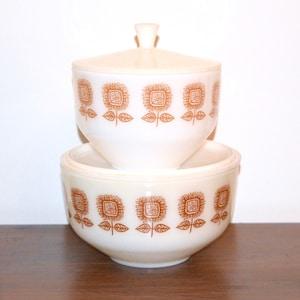 Vintage 1960's 2 1/2 - 1 1/2 Quart Federal Glass Golden Sunflower Casserole Dish, Lidded Milk Glass Heat Proof Bowl, Sunflower Kitchenware
