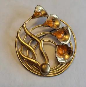 VTG Art Nouveau Style Gold Tone Brooch 4 Cala Lilys w/ Orange Color Center Round