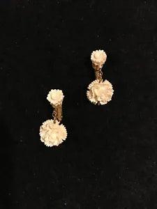 1 3/8??? UNSIGNED VINTAGE White Celluloid Floral Carnation EARRINGS Gold Tone Clip