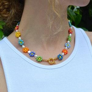 Pearl and Daisy beaded necklace - colourful summer necklace. Discover now!