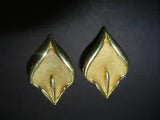 NEW LISTINGVINTAGE GOLD TONE LILY CLIP ON EARRINGS