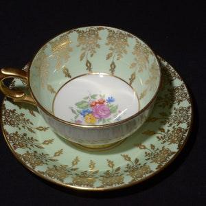 WINDSOR Bone China Green Teacup and saucer floral bouque on center gold filigree vintage teacup England numbered gold accents 170/60 floral