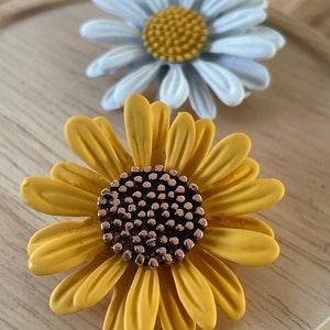 Sunflower brooch, daisy brooch, flower lapel pin, flower brooch, sunflower pin, daisy pin, floral pin, beautiful brooch, gift for mother