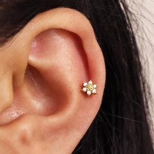 18G/16G Dainty SunFlower Tragus Flat Back Labret Stud ? Tiny Flower? Tragus Stud ? Flat Back Earring ? Helix ? Conch Earring ? Cartilage