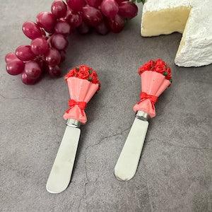 2pcs Hand Painted Handle of Rose Bouquets Design Cheese Spreader