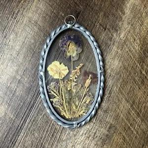 Vintage Lasting Impressions Real Pressed Flowers in Glass w/Oval Metal Frame?