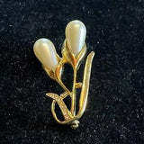 VINTAGE GOLD TONE TWO FAUX PEARLS CALLA LILY & RHINESTONE BROOCH