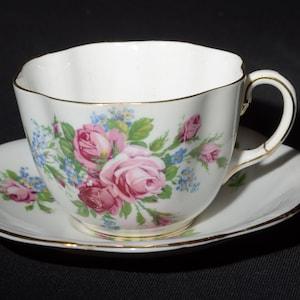 ELIZABETHAN Taylor & Kent Bone China flat Teacup and saucer set pink rose Flowers Gold Rimmed Bouquet England scalloped edge 6721