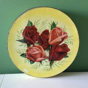 Vintage Biscuit Tin, Peak Frean??s ?¡ãThe 5-Rose Bouquet?¡À, Large, Country Cottage Yellow with Pink and Red Roses, Collectible Tin