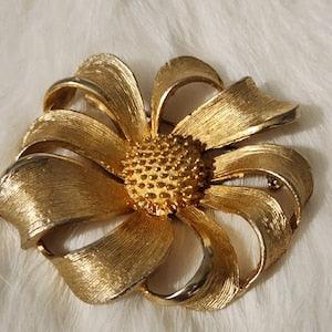 Matte Gold Tone Sunflower Brooch, Flower Brooch, Flower Jewelry, Floral Jewelry, Floral Brooch, Fall Jewelry, Vintage Jewelry, Gift for Her