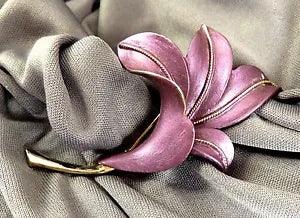Lily Pin in Soft Violet Color on Gold Tone Metal (638)