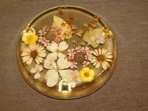 VINTAGE KITCHEN 6 1/2"  DRIED FLOWERS STEMS LEAVES CANDLE HOLDER  LUCITE TRIVET
