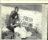 1971 Press Photo Flower Children, Cecil & Beatrice Walker, sell carnations