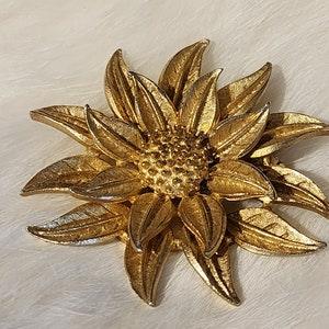 Large Vintage Sunflower Brooch, Vintage Brooch, Vintage Pin, Lapel Pin, Gold Tone Jewelry, Gift for Her, Mothers Day Gift, Vintage Jewelry