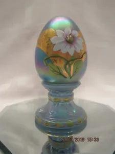 FENTON ART GLASS 1997 CARNATION ON BLUE IRIDESCENT EGG LE #301/2500 D. ROBINSON