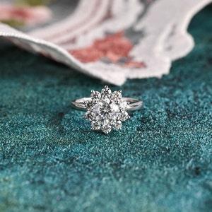 Sunflower Round Cut Moissanite Engagement Ring, Solid Gold Vintage Starburst Halo Ring, Art deco Promise Ring, Anniversary Gift for Woman
