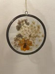 VINTAGE PRESSED DRIED FLOWERS ART IN ROUND GLASS METAL FRAME 4.2??? SUNCATCHER