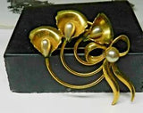 JWLE-p -- VINTAGE GOLDTONE FAUX PEARL CALLA LILY BROOCH 2 1/2 IN.