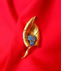 Vintage Classic  1970/80s BROOCH Gold Tone BLUE DIAMANTE FLOWER LILY Stunning