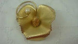 VINTAGE HIGH RELIEF WATER LILY GENUINE PEARL RIBBED GOLD TONE PIN BROOCH (H-8)