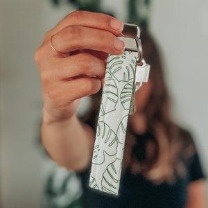 Wrist strap for cotton keys, white green Monstera Deliciosa plant patterns, gardening plant lover, useful unisex gift