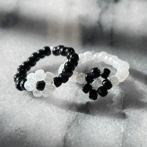 Flower Ring, Dainty Ring, Beaded Flower Ring, Stackable Ring, Daisy Ring, Beaded Ring, Stretch Ring, Gift for Her