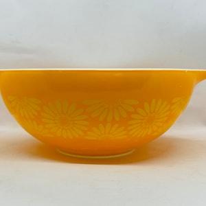 Large PYREX SUNFLOWER Daisy 444 Cinderella bowl