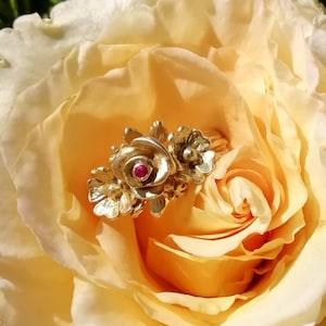 Golden bouquet of roses, unique ring made of 750 gold, recycled, ruby, engagement ring, handmade by Iris Schamberger fairytale jewellery
