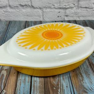 Rare vintage 1 1/2 quart Pyrex Sunflower Daisy divided casserole dish with lid